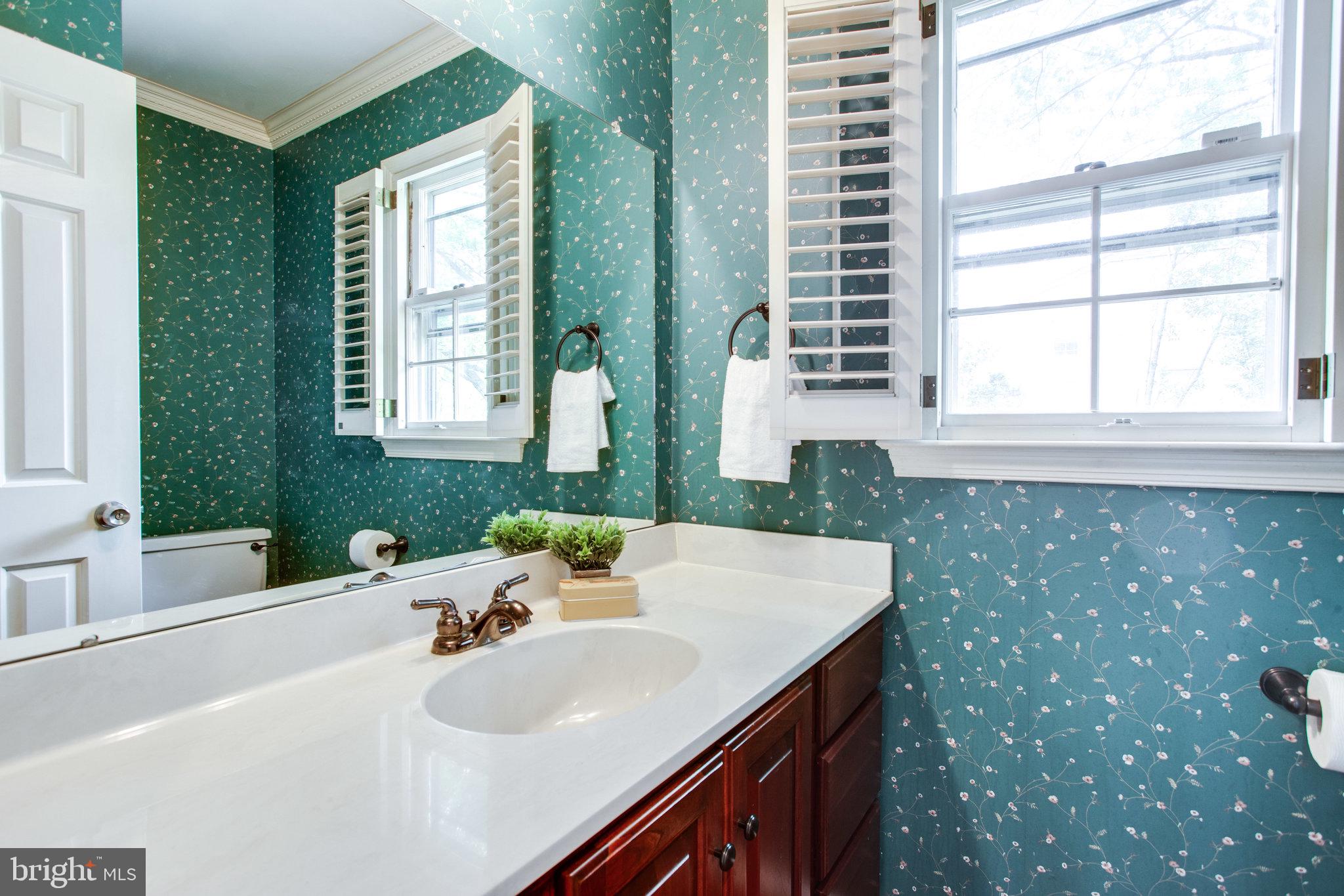 1211 Summit Road McLean, VA 22101 - Photo 18 of 50 Main Level Powder Room