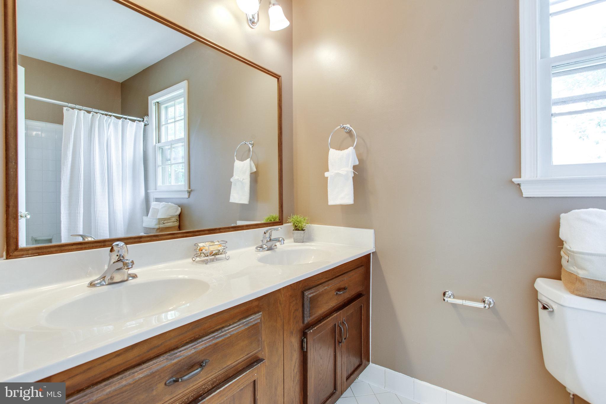 1211 Summit Road McLean, VA 22101 - Photo 29 of 50 Primary Bedroom Ensuite Full Bath