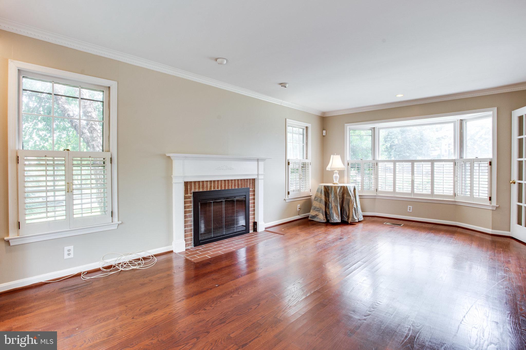 1211 Summit Road McLean, VA 22101 - Photo 5 of 50 Light & Bright with a Wood Burning Fireplace