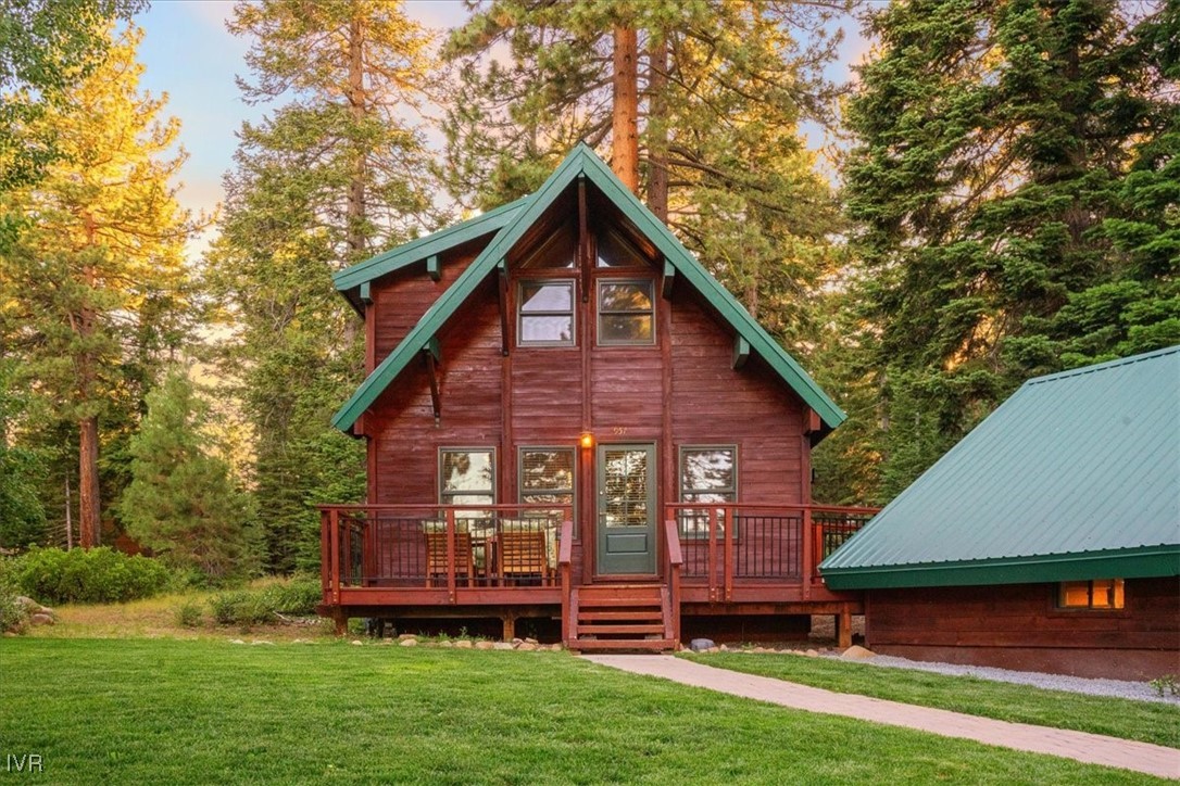 a view of front a house with a yard