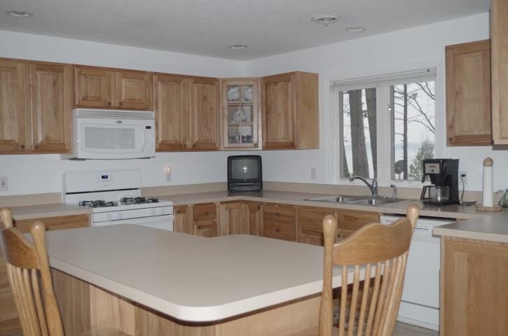 10434 Lakeshore Road Williamsburg, MI 49690 - Photo 5 of 16 1778318-4.JPG