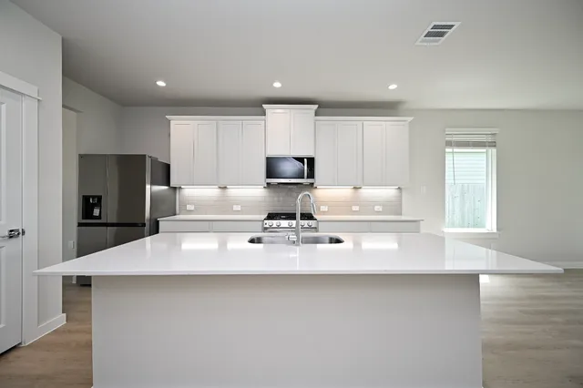 $2,600 | 33019 School Hl Road, Fulshear, TX 77441