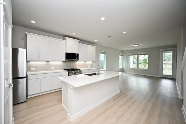 $2,600 | 33019 School Hl Road, Fulshear, TX 77441