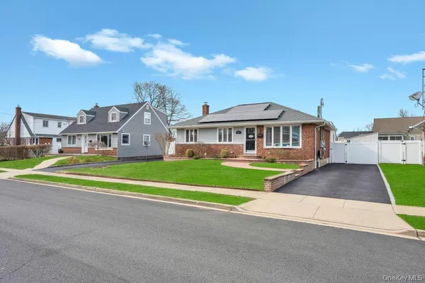 $799,999 | 21 Lowell Drive, Farmingdale, NY 11735