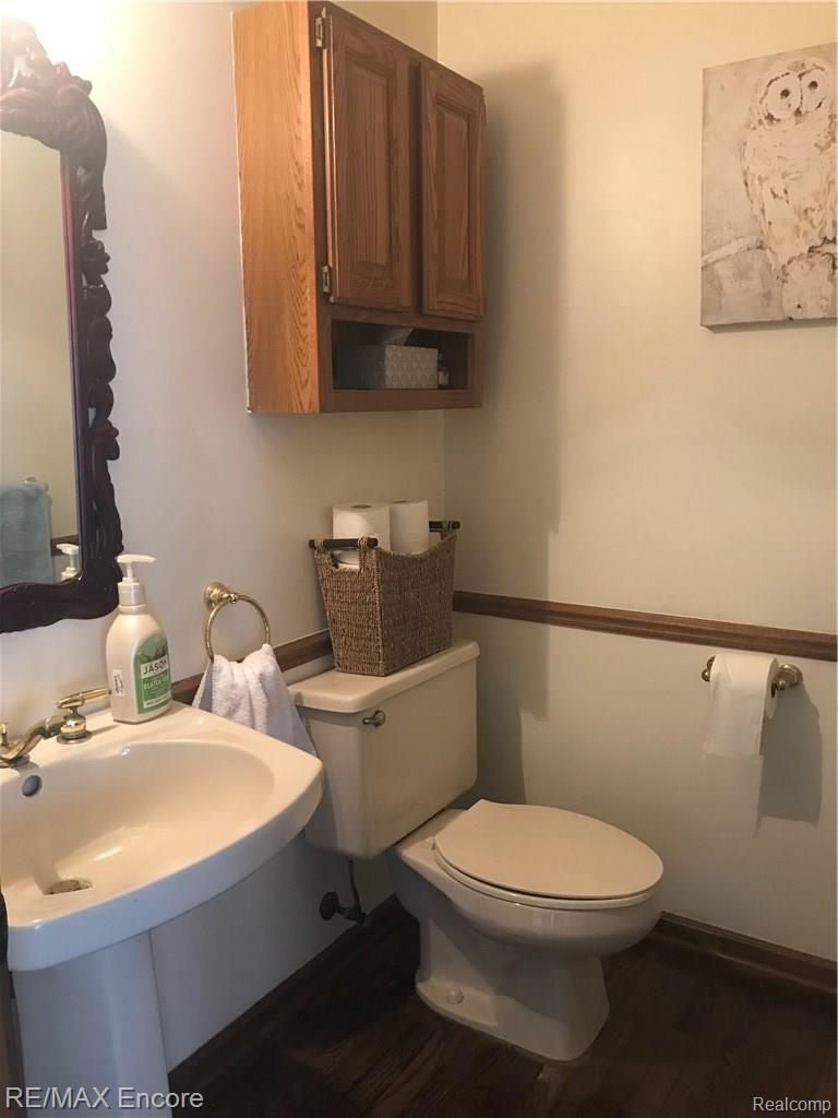 5269 Ridge Trail North Clarkston, MI 48348 - Photo 12 of 28 Powder Room