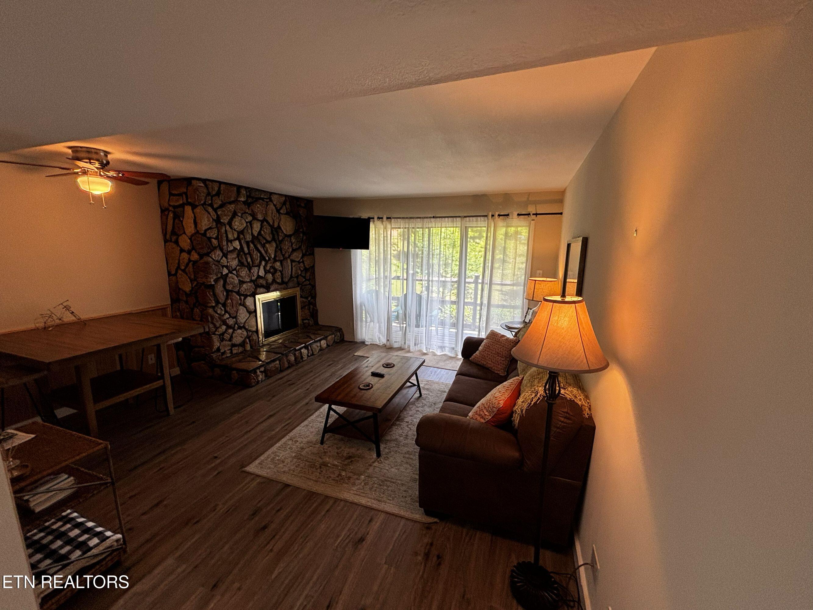 1081 Cove Road, Unit 512 Sevierville, TN 37876 - Photo 4 of 27 Liv Room 2