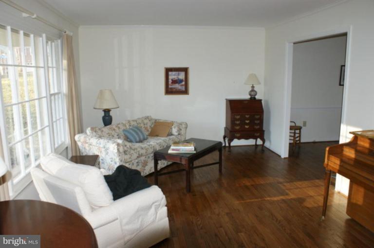 7203 Joshua Tree Lane Springfield, VA 22152 - Photo 3 of 19 Living Room
