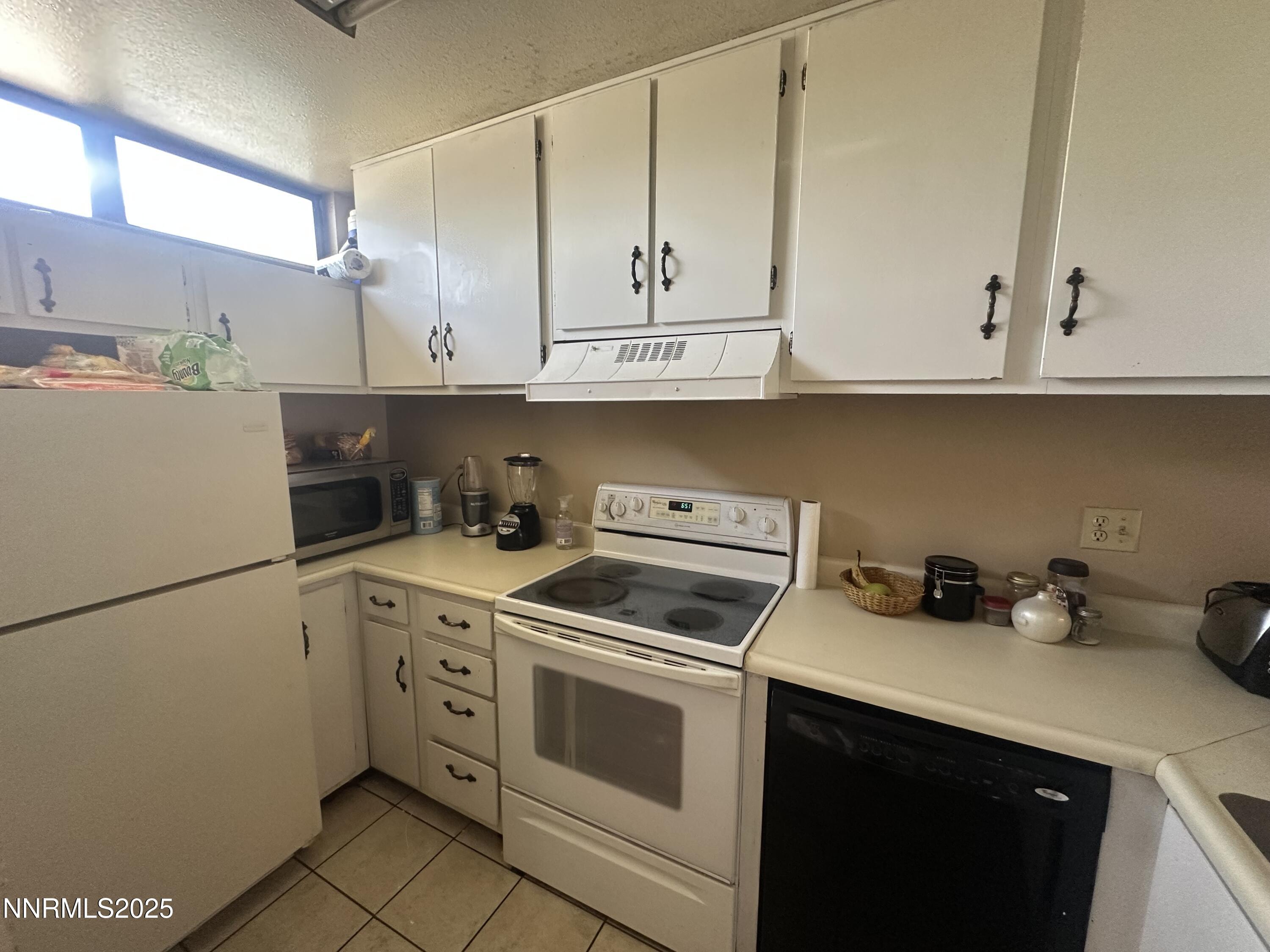 863 Nutmeg Place, Unit 12 Reno, NV 89502 - Photo 2 of 31 a kitchen with cabinets appliances and a sink