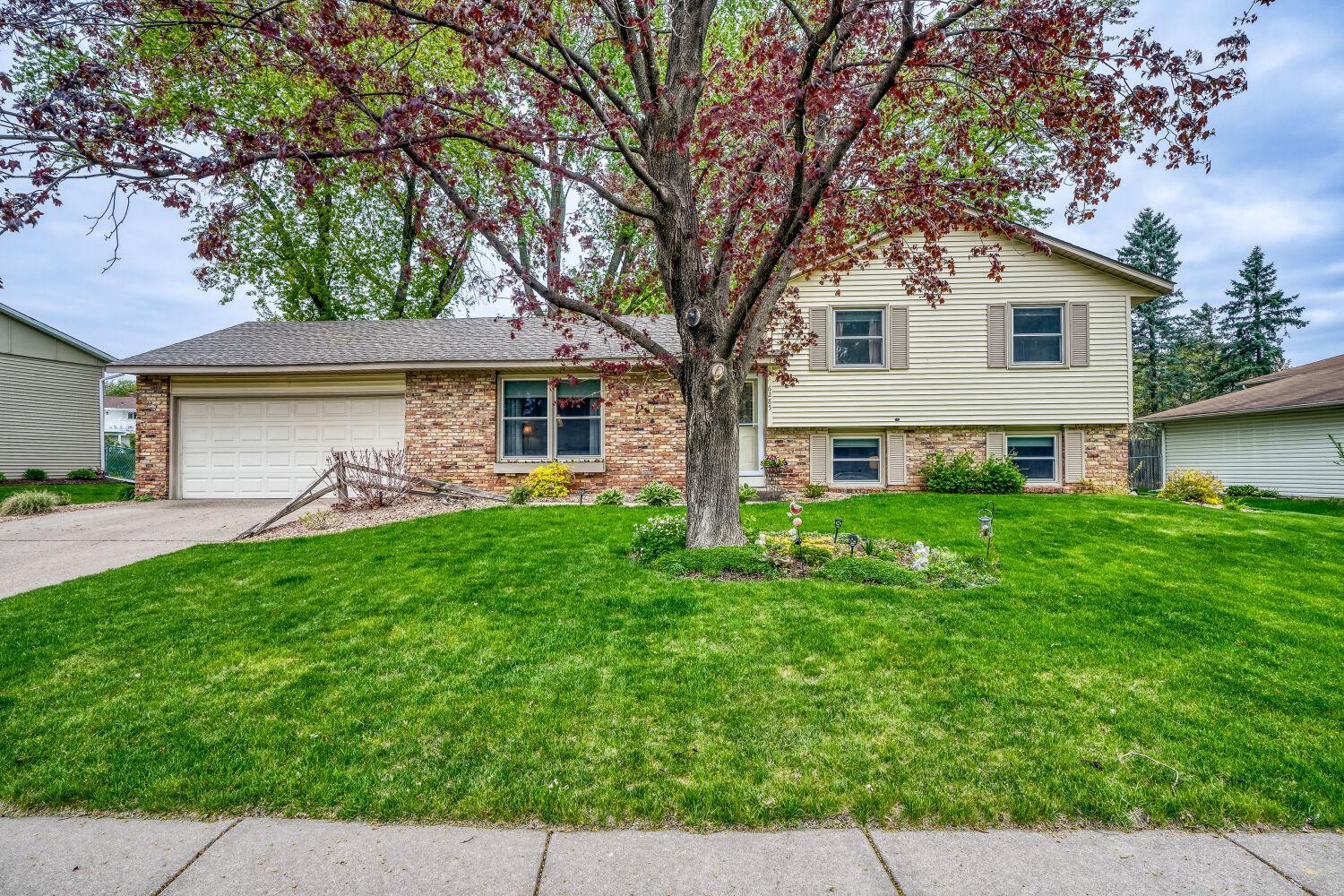 6285 137th Street West Apple Valley, MN 55124 - Photo 1 of 16