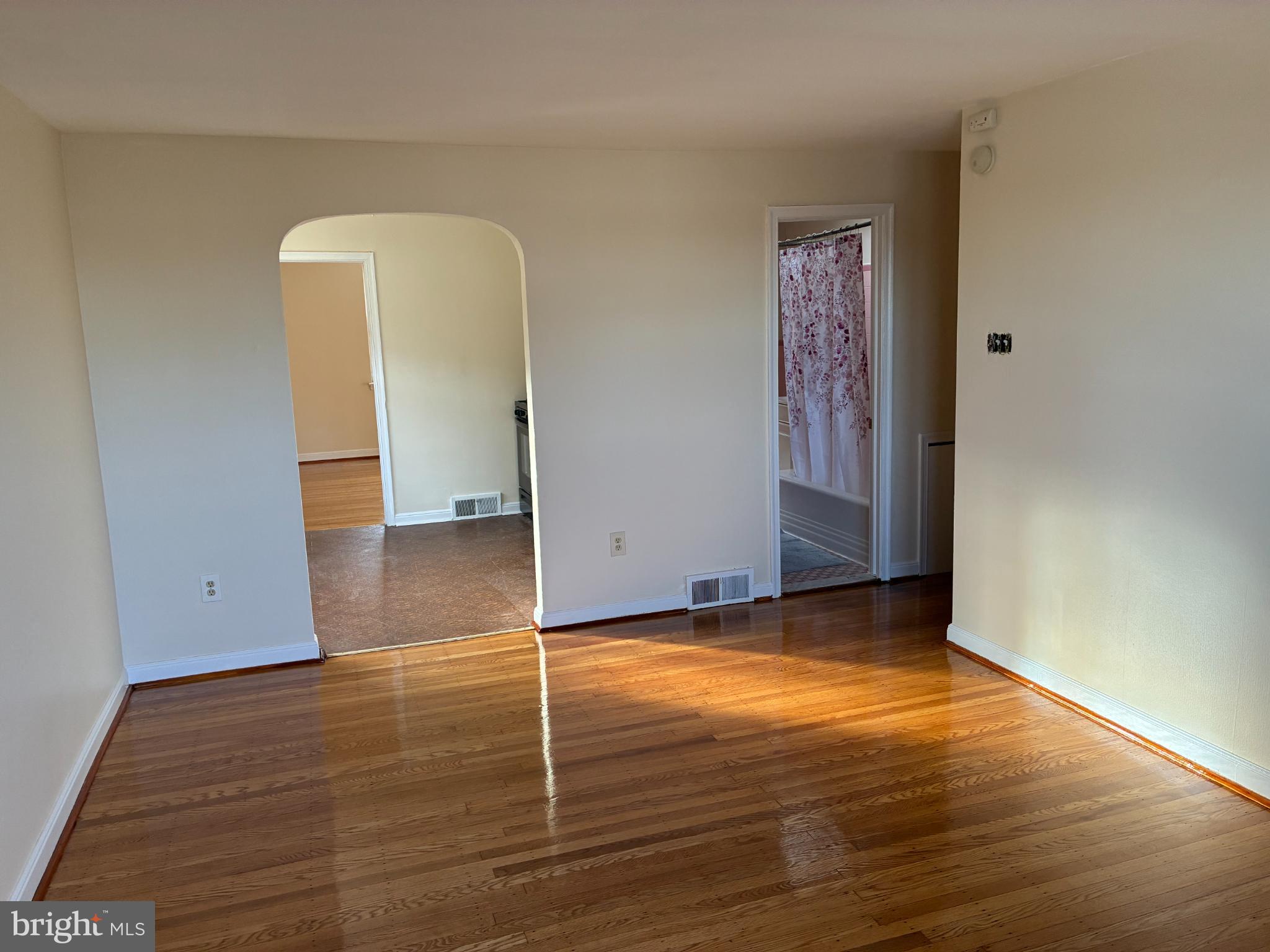 504 67th Avenue Philadelphia, PA 19126 - Photo 3 of 10 Living room