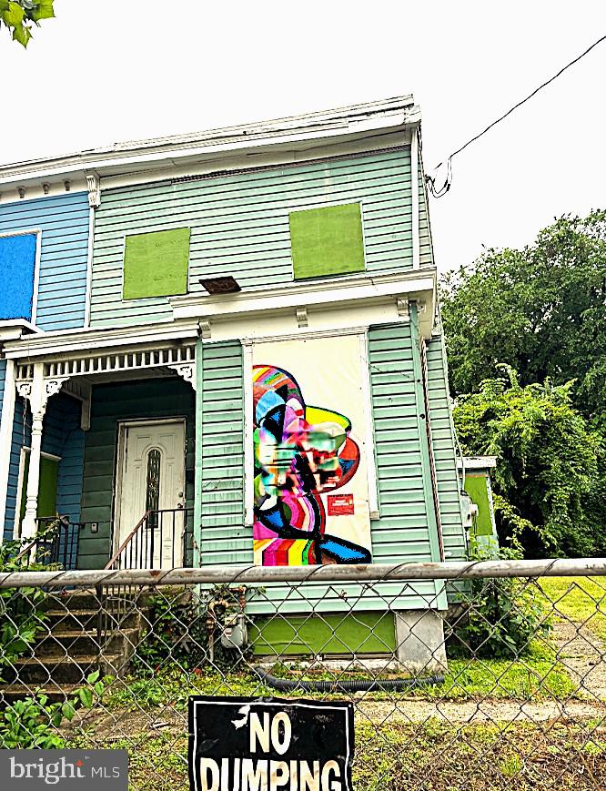 1531 U Street Southeast Washington, DC 20020 - Photo 1 of 14 a front view of a house