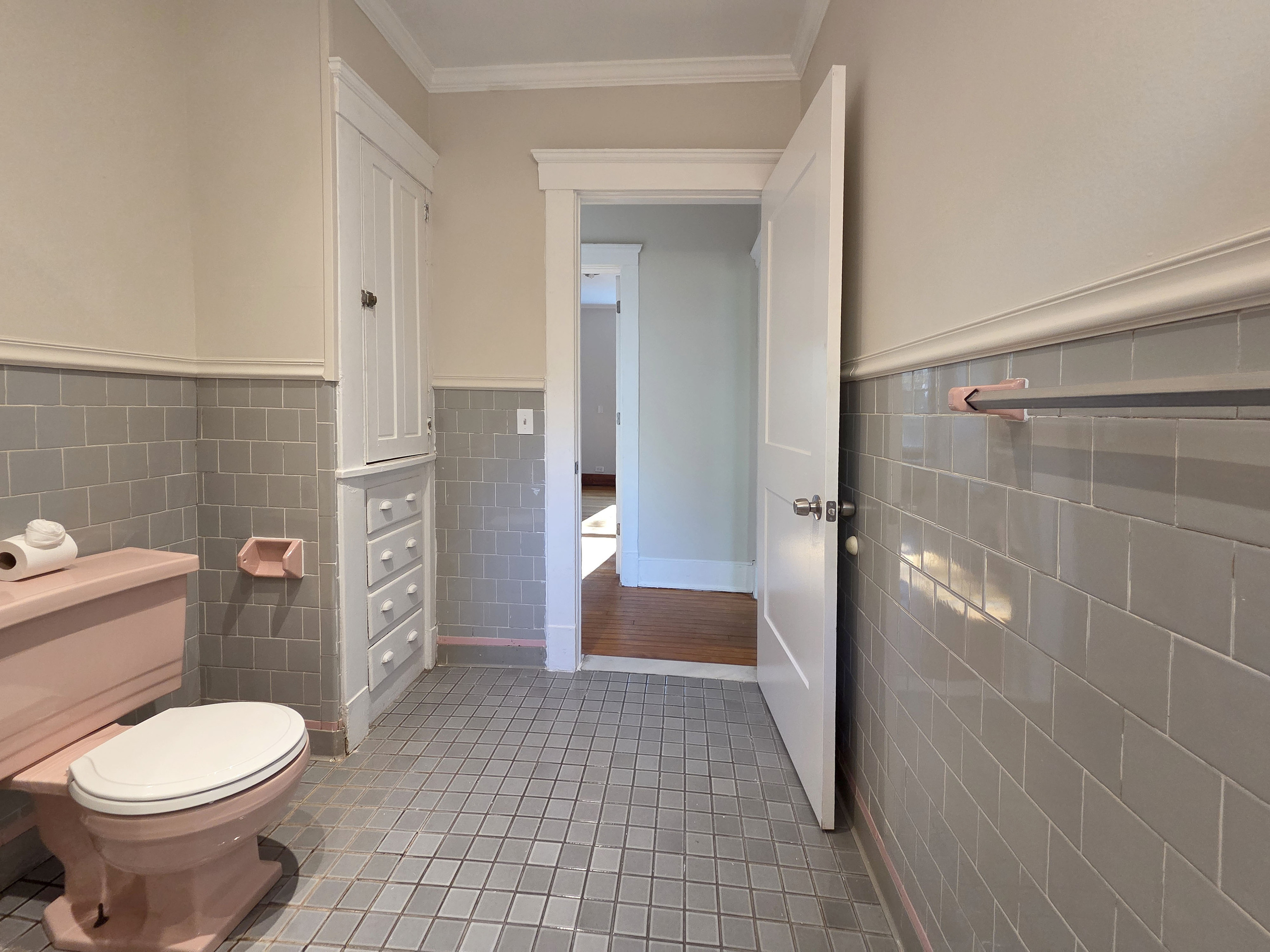 302 Lexington Avenue New Haven, CT 06513 - Photo 17 of 24 a bathroom with a toilet and a shower