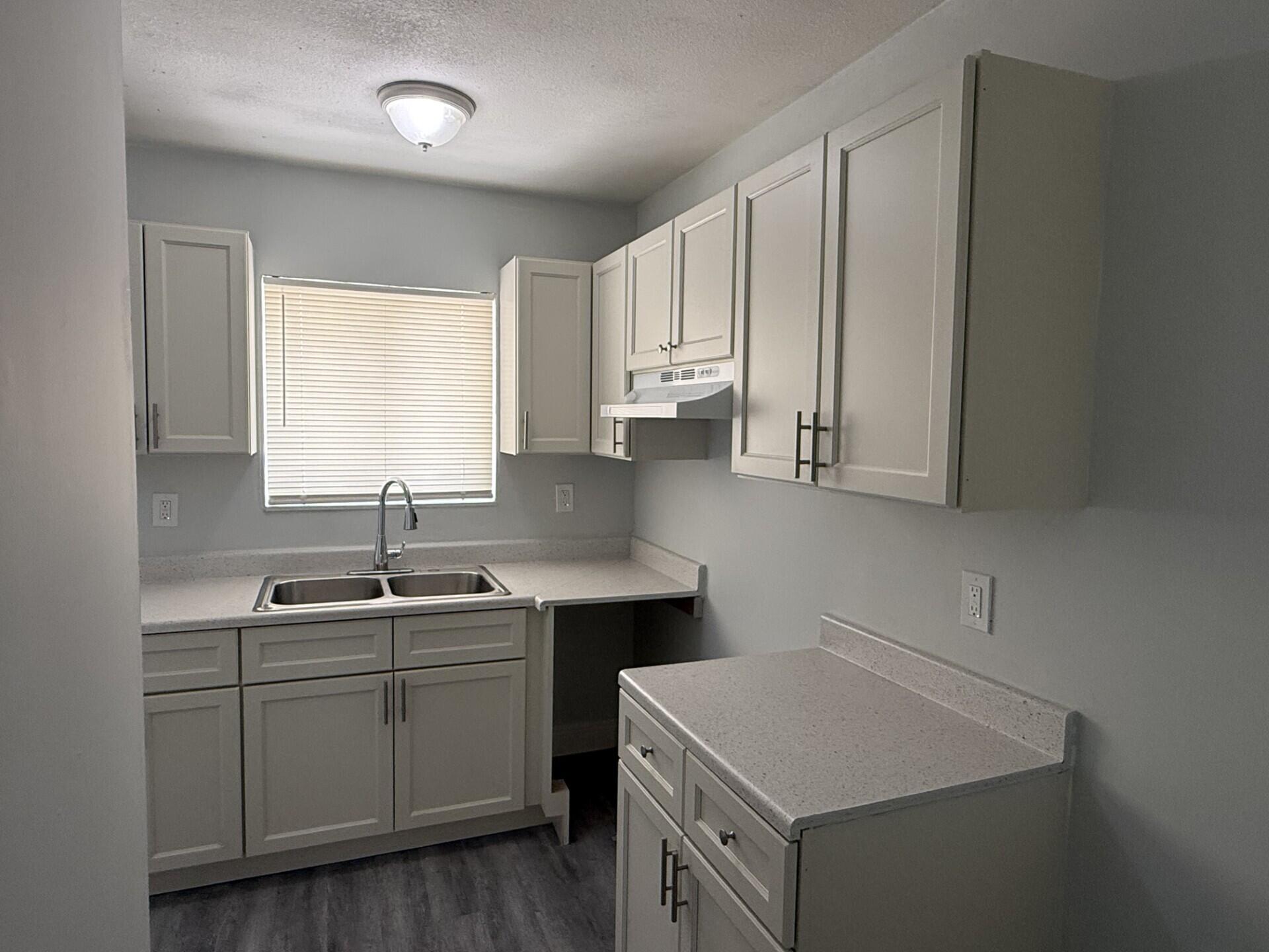 3525 Avenue J, Unit B Riviera Beach, FL 33404 - Photo 2 of 10 Kitchen