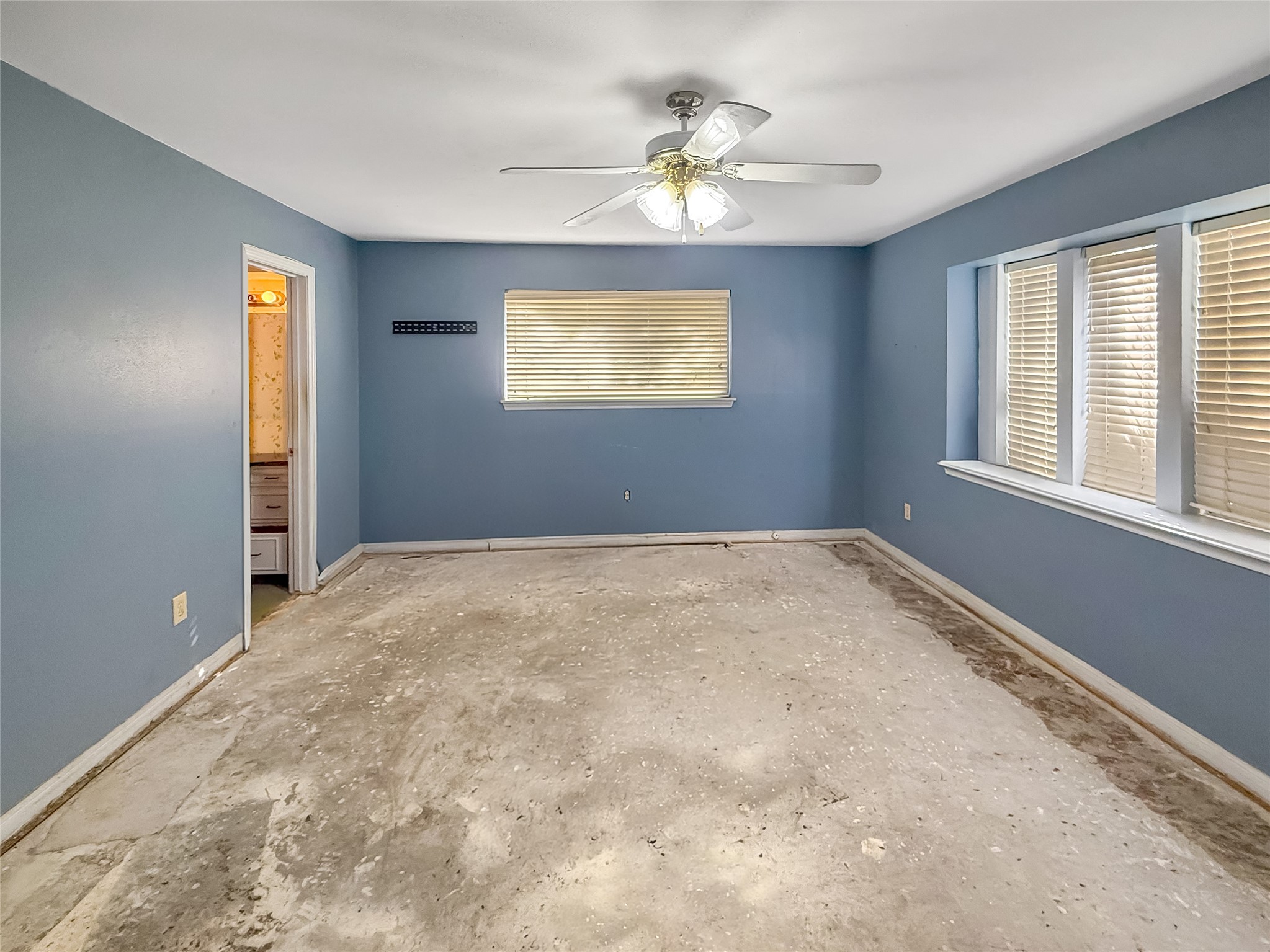 7906 Del Rey Lane Houston, TX 77071 - Photo 12 of 16 an empty room with windows and fan