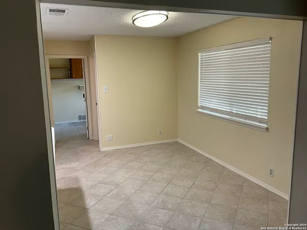 $2,150 | 129 Splitrock Lane, Universal City, TX 78148