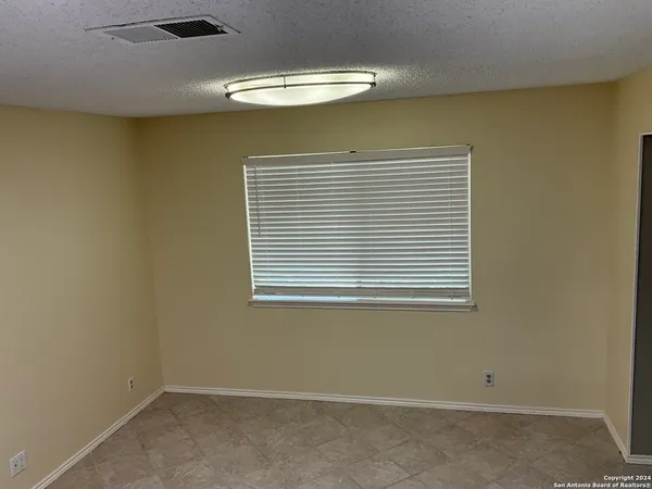 $2,150 | 129 Splitrock Lane, Universal City, TX 78148