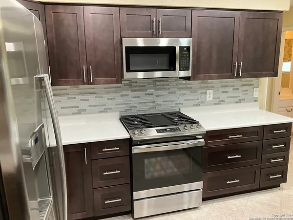 $2,150 | 129 Splitrock Lane, Universal City, TX 78148