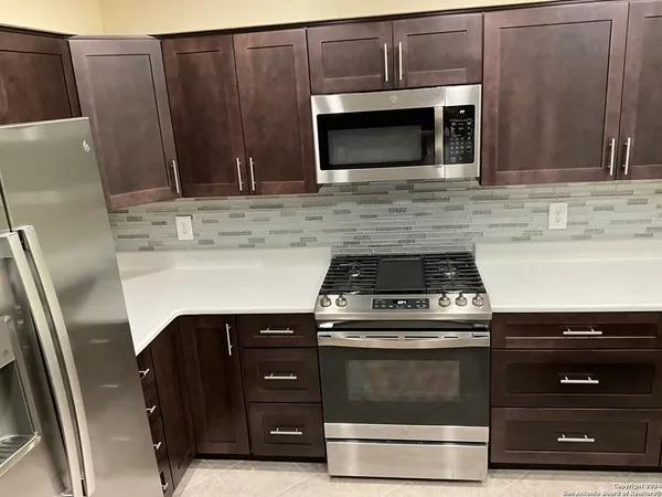 $2,150 | 129 Splitrock Lane, Universal City, TX 78148