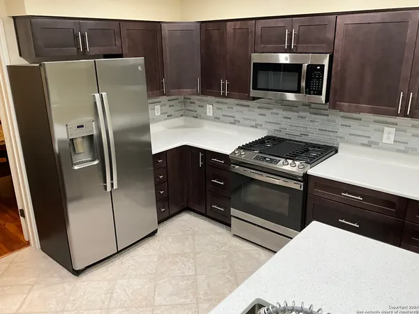 $2,150 | 129 Splitrock Lane, Universal City, TX 78148