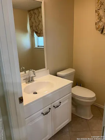 $2,150 | 129 Splitrock Lane, Universal City, TX 78148