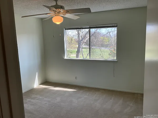 $2,150 | 129 Splitrock Lane, Universal City, TX 78148