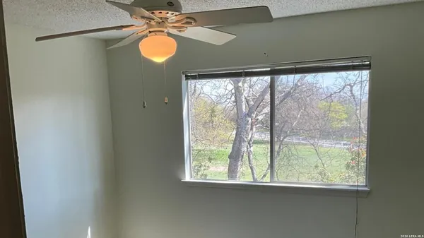 $2,150 | 129 Splitrock Lane, Universal City, TX 78148