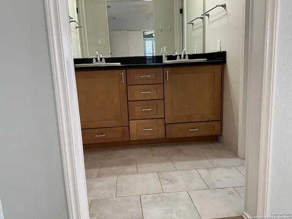 $2,150 | 129 Splitrock Lane, Universal City, TX 78148