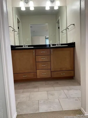 $2,150 | 129 Splitrock Lane, Universal City, TX 78148