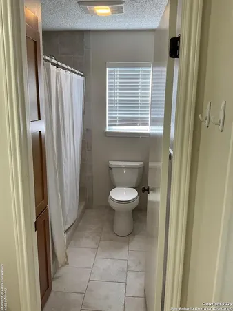 $2,150 | 129 Splitrock Lane, Universal City, TX 78148