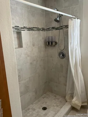 $2,150 | 129 Splitrock Lane, Universal City, TX 78148