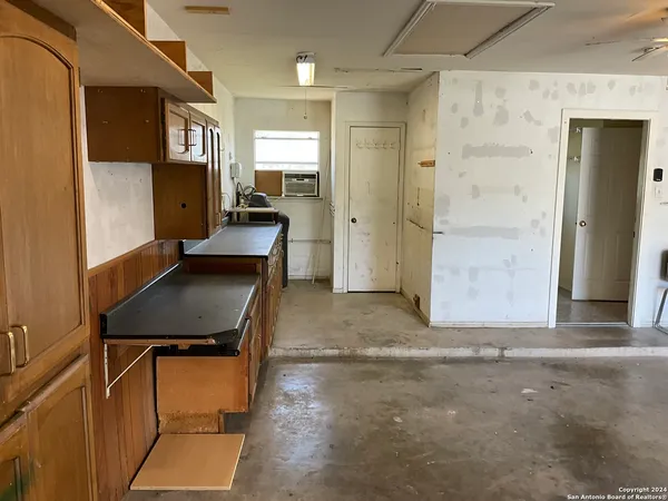 $2,150 | 129 Splitrock Lane, Universal City, TX 78148