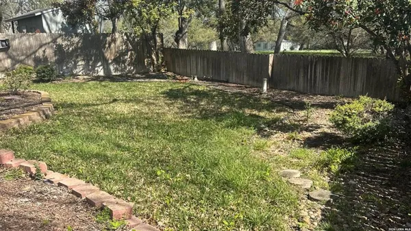 $2,150 | 129 Splitrock Lane, Universal City, TX 78148