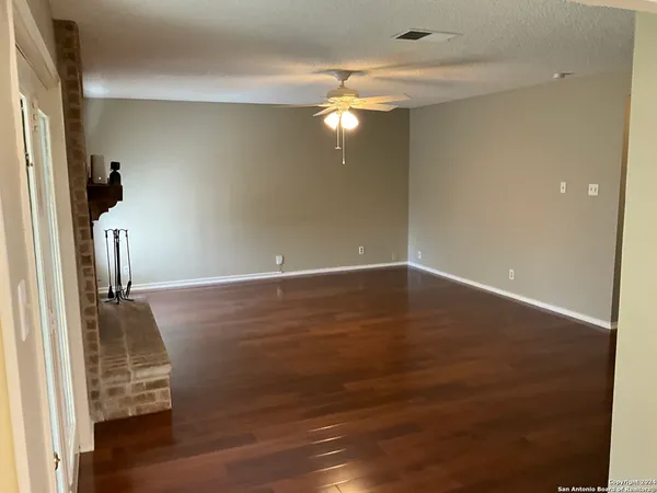 $2,150 | 129 Splitrock Lane, Universal City, TX 78148