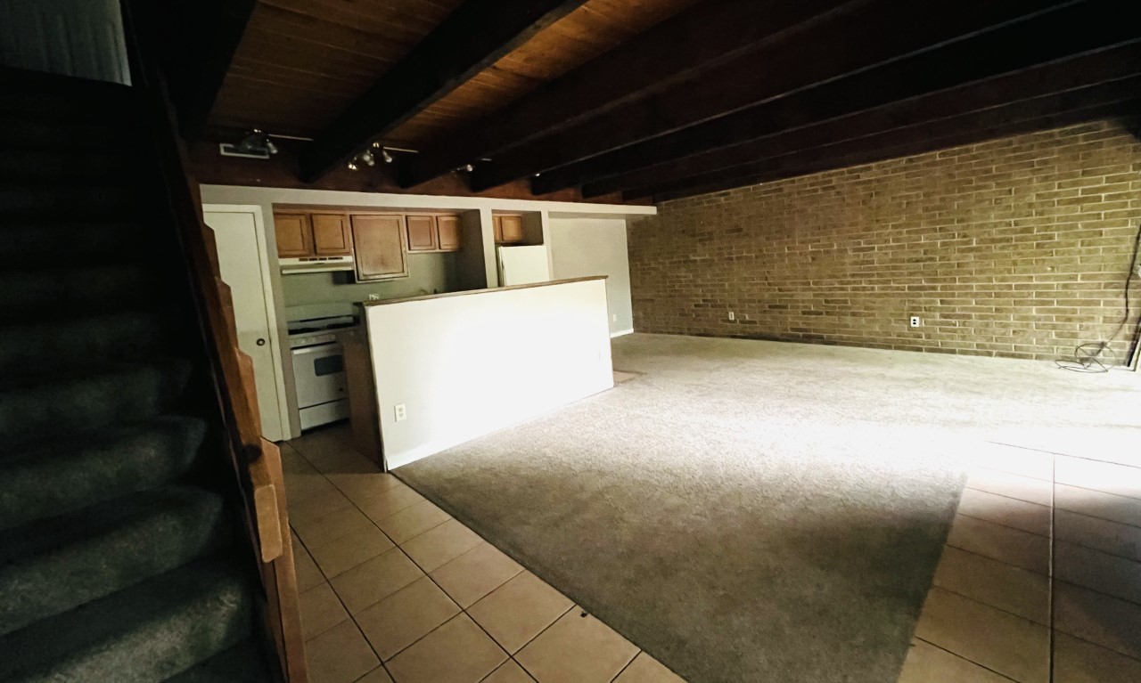 410 Kenneth Circle Elgin, IL 60120 - Photo 3 of 15 a view of a garage