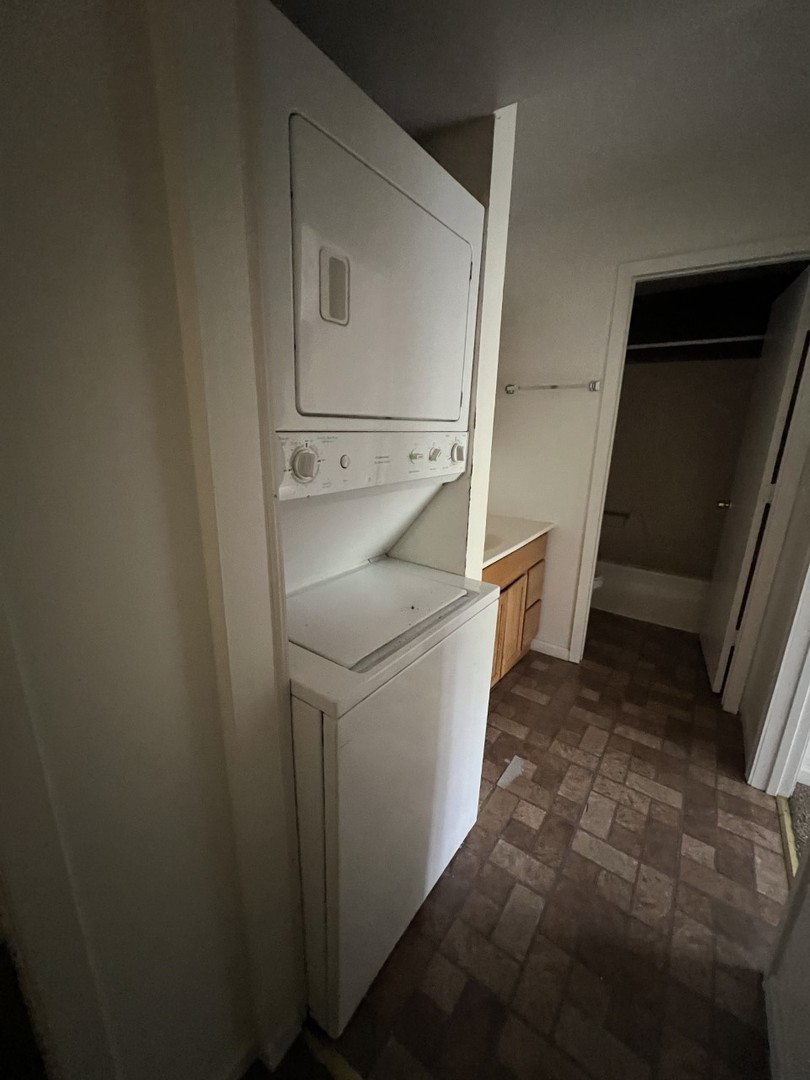 410 Kenneth Circle Elgin, IL 60120 - Photo 8 of 15