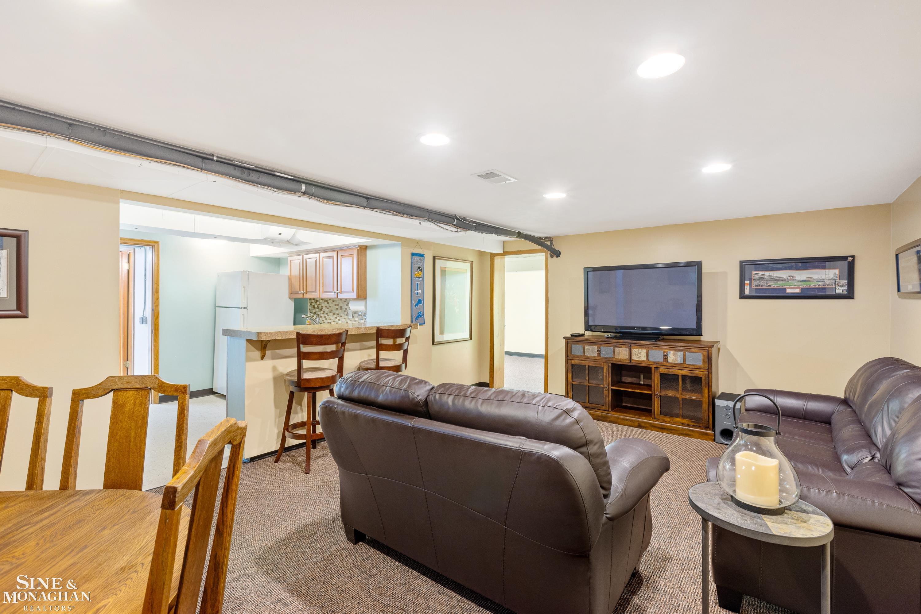 84 Clairview Road Grosse Pointe, MI 48236 - Photo 32 of 68 50149793-E9C3C940-B4A8-42B4-B0EE-1722A8E5BF24.JPG