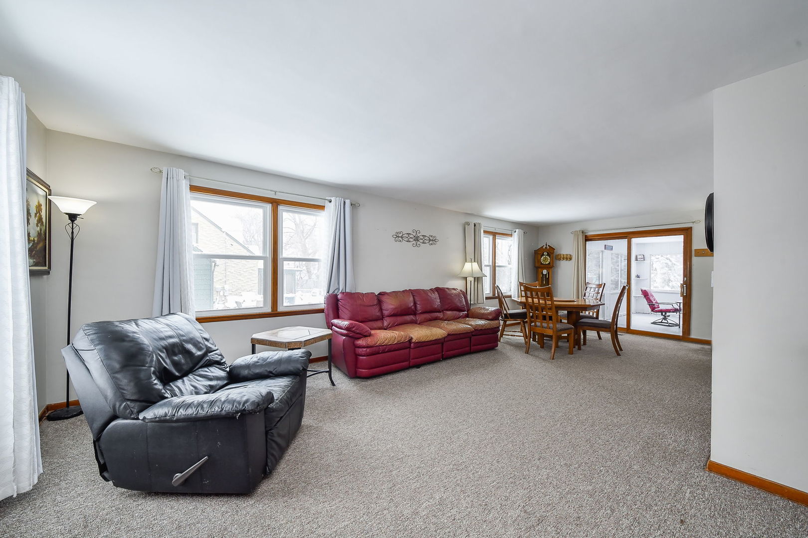 118 Stiles Street Genoa, IL 60135 - Photo 4 of 21 a living room with furniture and a window