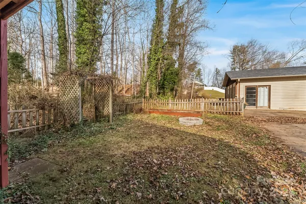 a view of backyard of the house