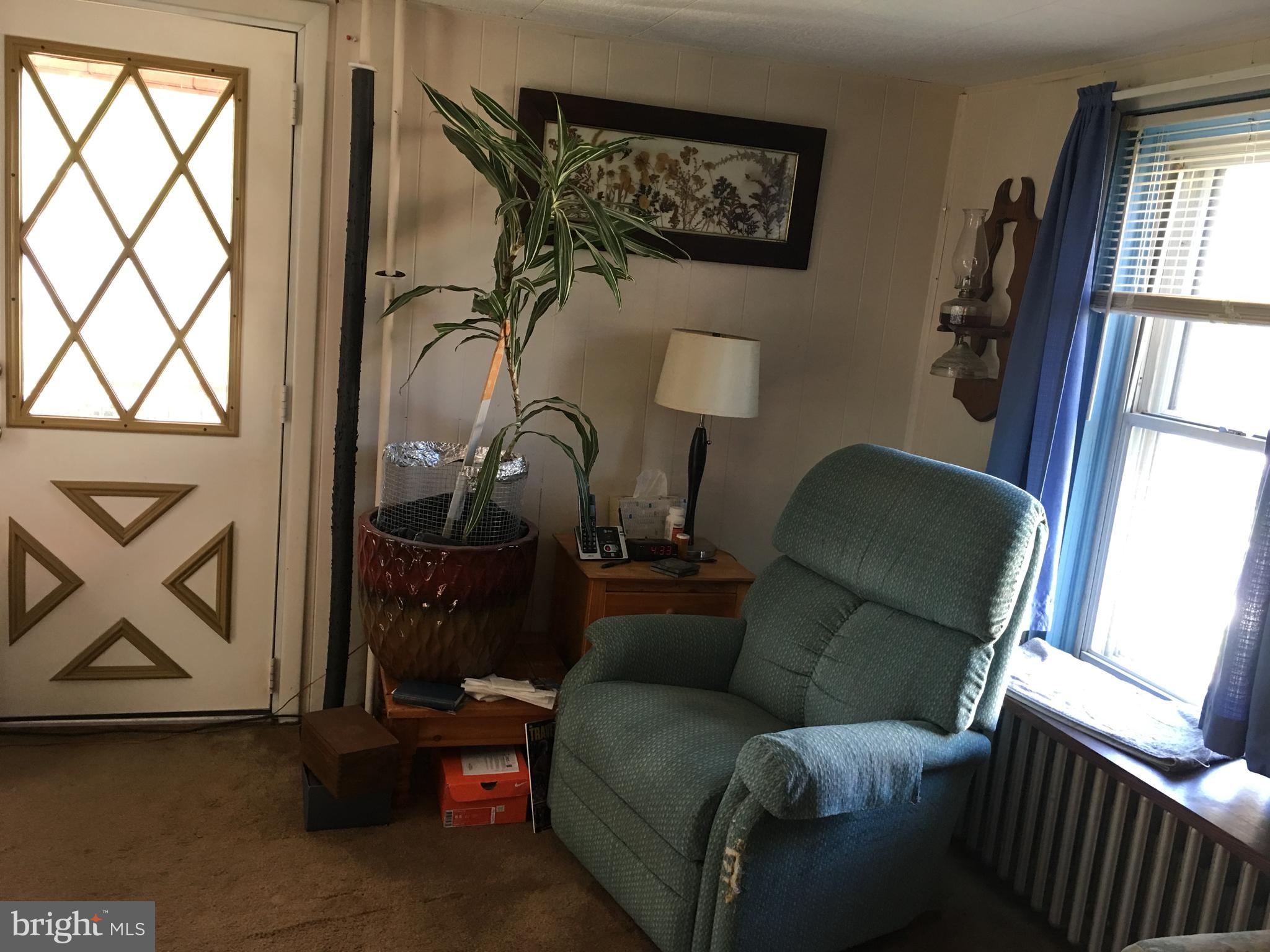 655 A Mount Road Aston, PA 19014 - Photo 5 of 10 Living room
