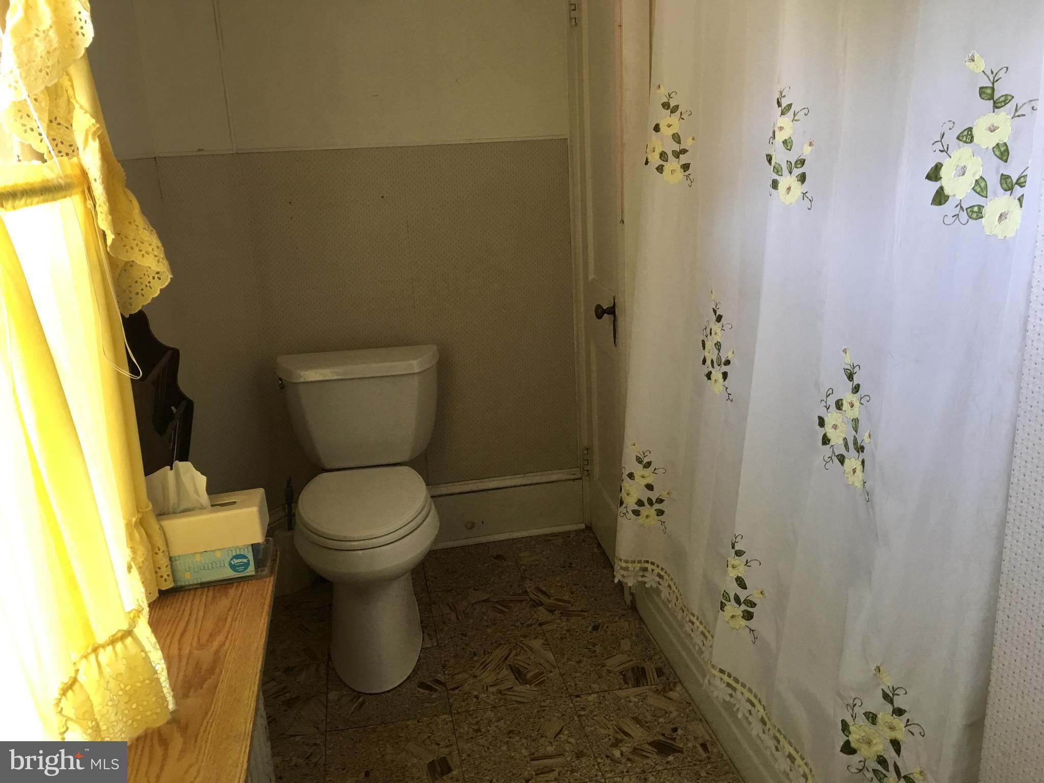 655 A Mount Road Aston, PA 19014 - Photo 7 of 10 Bathroom -tub