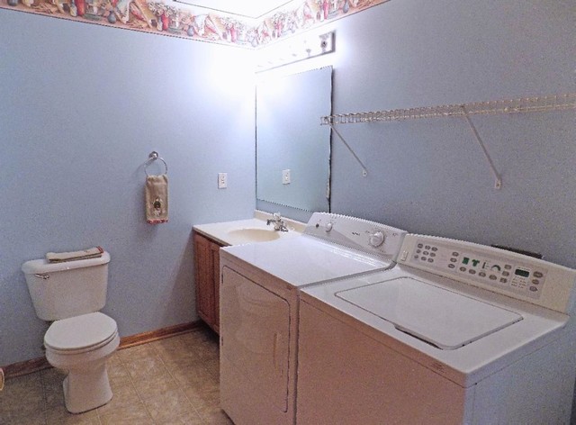 626 South Peace Road Sycamore, IL 60178 - Photo 18 of 24 a bathroom with a toilet sink and mirror