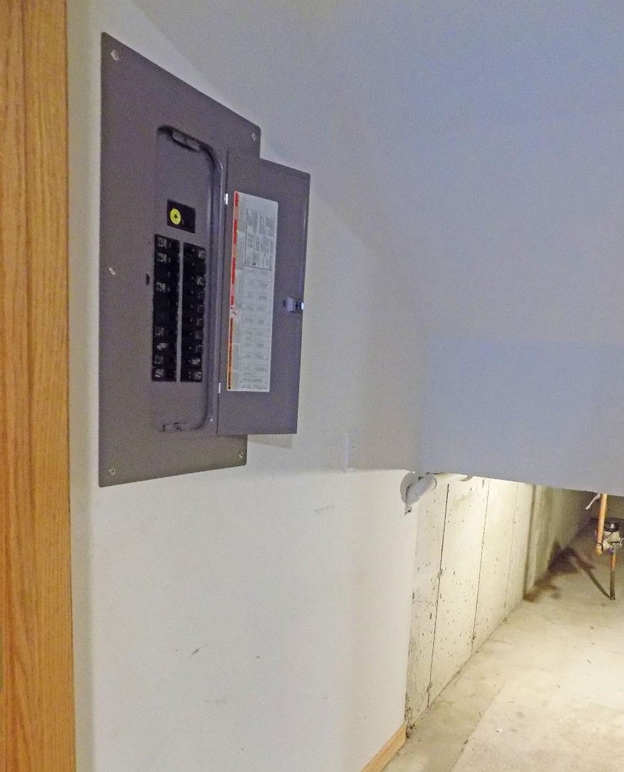 626 South Peace Road Sycamore, IL 60178 - Photo 20 of 24 a view of an entryway