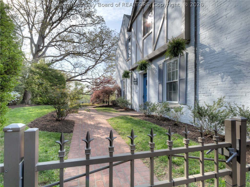 914 Chestnut Road Charleston, WV 25314 - Photo 4 of 30 Gallery Image 4