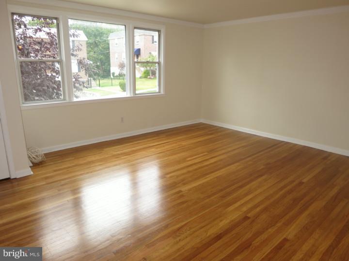 732 Claire Road Philadelphia, PA 19128 - Photo 3 of 25 Living Room