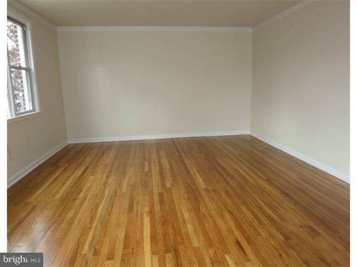 732 Claire Road Philadelphia, PA 19128 - Photo 4 of 25 Living Room