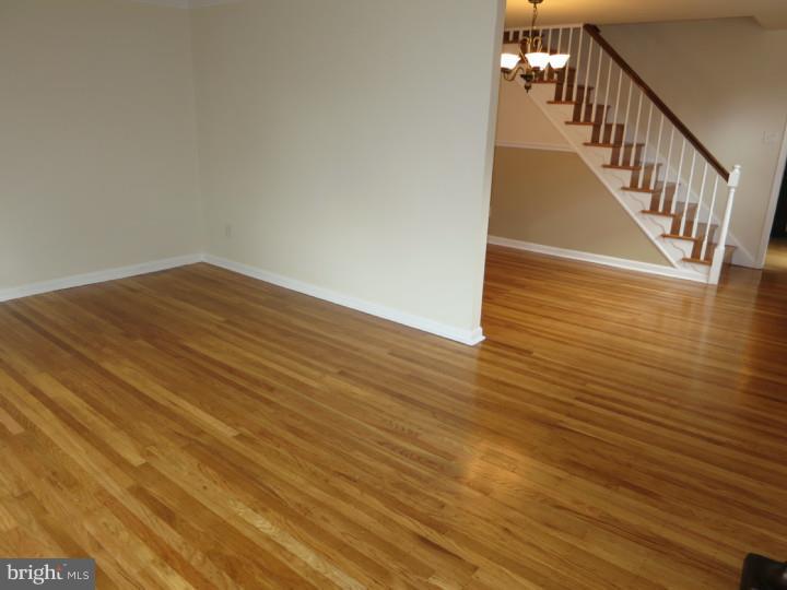 732 Claire Road Philadelphia, PA 19128 - Photo 5 of 25 Living Room