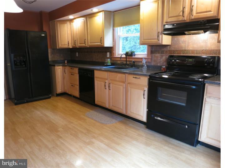 732 Claire Road Philadelphia, PA 19128 - Photo 10 of 25 Kitchen