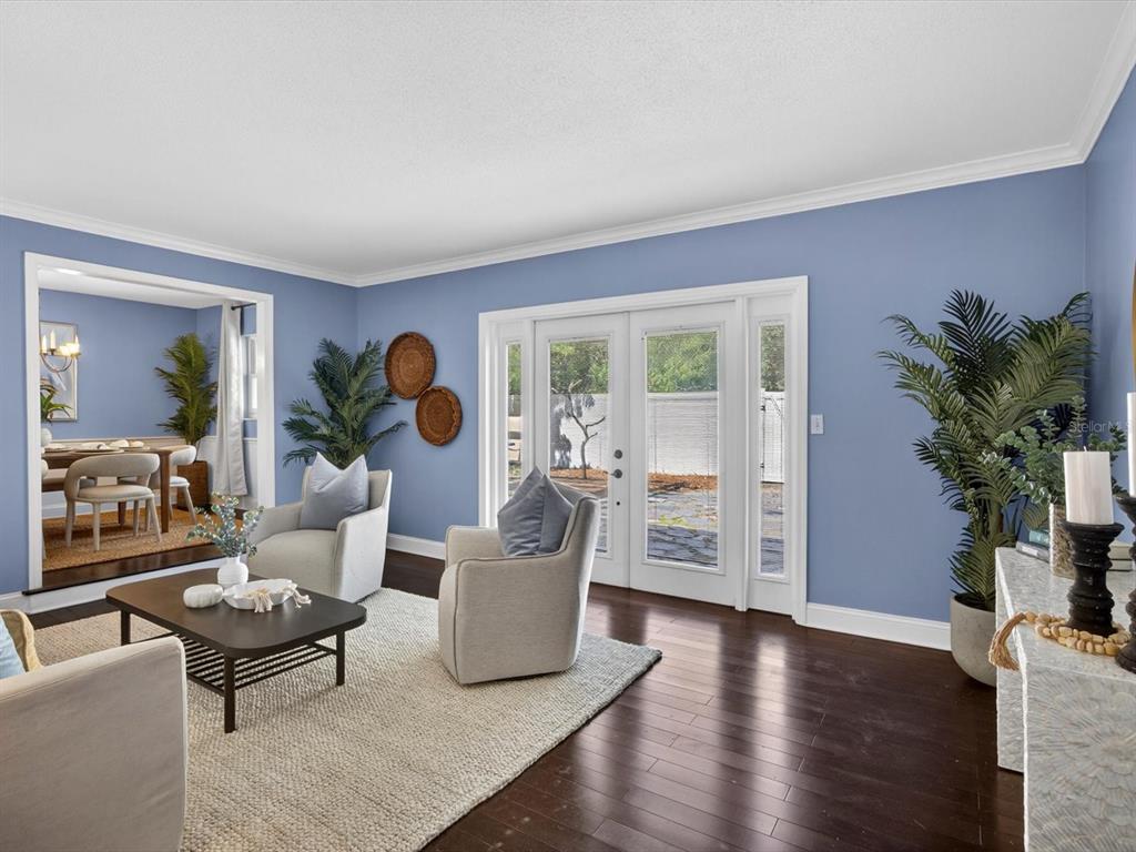 333 Cornwall Road Winter Park, FL 32792 - Photo 10 of 32 a living room with furniture a potted plant and a wooden floor