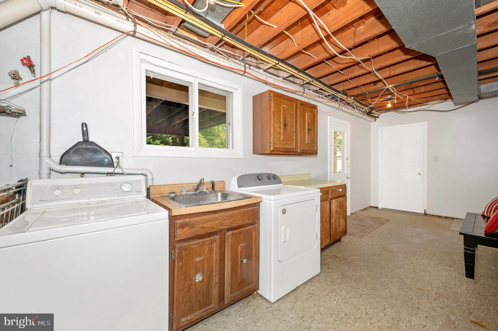 17125 Chiswell Road Poolesville, MD 20837 - Photo 36 of 71 Mud/Laundry Room