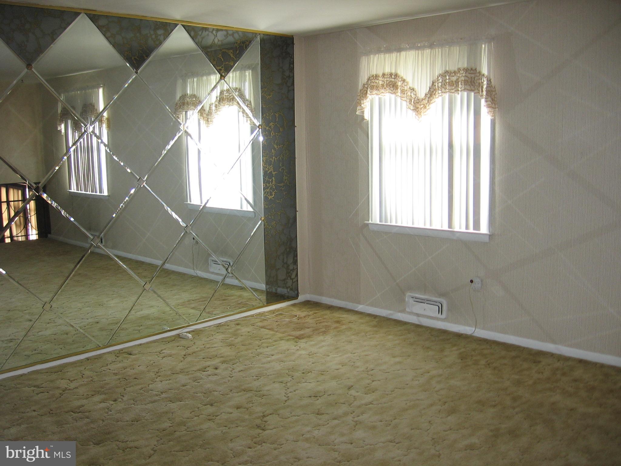 44 Sunnybrook Road Stratford, NJ 08084 - Photo 5 of 22 Living Room
